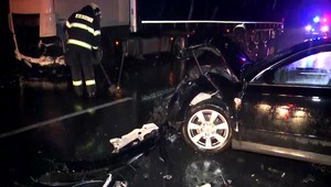 Mokrá cesta spôsobila problémy v premávke. Zrážka nákladného vozidla a auta zablokovala cestu