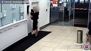 Ukradnutý defibrilátor z autobusovej stanice už opäť visí na svojom mieste. Vrátil ho sám zlodej