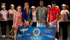 Hingisová, Hantuchová a Francúzi zabávali zaplnenú exhibíciu