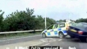 ŠOKUJÚCE VIDEO: Autičkár v plnej rýchlosti vrazil do policajtov