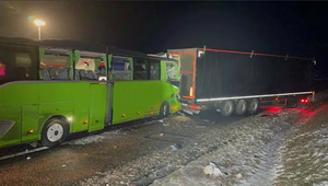 VIDEO: Slovenský autobus v plnej rýchlosti vletel do vozidiel na diaľnici. Na mieste zasahoval vrtuľník
