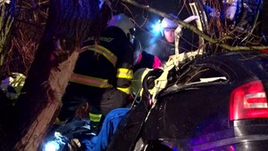 Mladík nezvládol jazdu a skončil v strome. Jeho nohy zostali zakliesnené