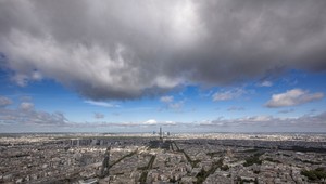 Deti nútili kradnúť na turistických miestach v Paríži. Vodcu siete odsúdili na osem rokov