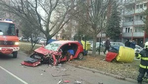 Nehoda auta a dodávky v Trnave. Jedna osoba ostala zakliesnená