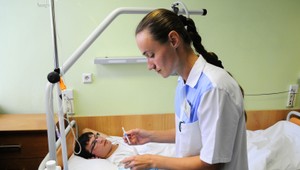 Vo všeobecných ambulanciách chýbajú zdravotné sestry. S riešením prichádzajú lekári