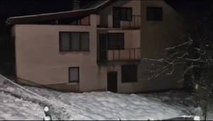 Muž mal v pivnici zakopať telo svojej vlastnej mamy. Tvrdí, že spadla zo schodov