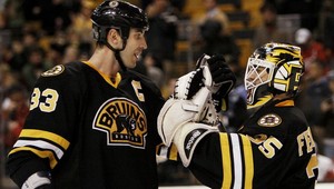 Chára skóroval a Boston raboval v Atlante, prestrelka pre New Jersey