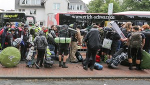 Dezorientovaní, ale šťastní. Dôchodcov, ktorí ušli z domova našli na metalovom festivale