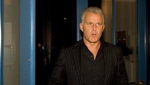 Holandský novinár zraneniam podľahol po týždni od incidentu. Kráľ označil udalosť za útok na žurnalistiku