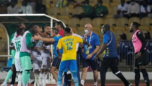 Úder päsťou a skrývanie sa v šatni. Ďalší bizár na Africkom pohári