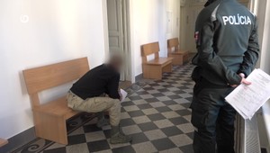 "Zapálim ťa, zhoríš," vyhrážal sa muž pred potravinami, potom zaútočil