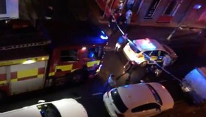 Ľudia v panike trhali stan a utekali preč. Muž autom zrážal hostí nočného klubu