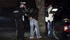 Ochotný díler (22). Marihuanu odovzdal priamo z treniek