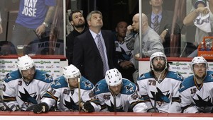 Trénera McLellana knokautovala hokejka, skolaboval na striedačke