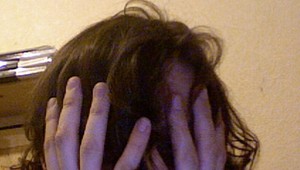 Týral nepočujúcu manželku, pôjde pred súd