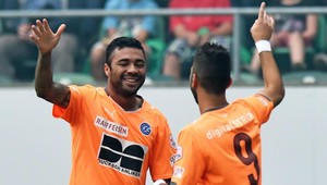 Čertovský odzemok v 16-stke! Štyroch vyobracal na päťcenťáku! A dal gól!