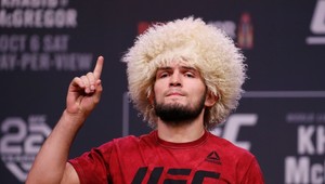 UFC 254: Nezdolaný šampión po ďalšej výhre ukončil kariéru