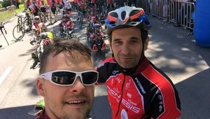 Moderátor Mečiar cestuje na bicykli po Slovensku. Pomáha ľuďom