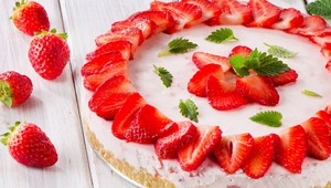 Lahodný dezert: Nepečený cheesecake s jahodami si obľúbi celá rodina