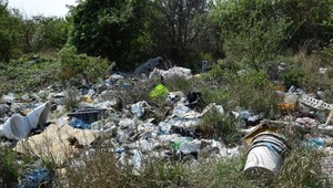 Pri Nových Zámkoch vznikla nelegálna skládka, odpad siaha do výšky dvoch metrov
