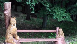 Vandali zničili vyrezávané lavičky. Každá z nich bola originál