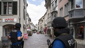 Muž útočil na ľudí s motorovou pílou. Pri zatýkaní mal pri sebe dve kuše