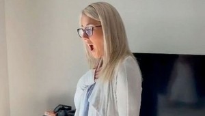 Keď kontrolovala izbu dospievajúceho syna, takmer odpadla: Otrasné, čo našla za jeho posteľou!