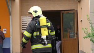 Obyvatelia horiacej bytovky nepodľahli panike. Evakuovali sa navzájom