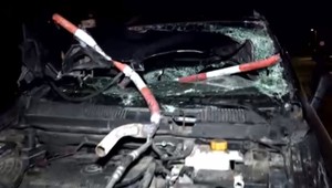 Nabúrala, vycúvala a s vytekajúcim olejom pokračovala v jazde. Policajti u vodičky zistili požitie alkoholu