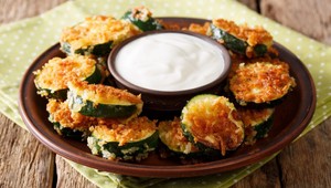 Vymeňte čipsy za túto dobrotu: Chrumkavé cuketové kolieska máte hotové za pár minút