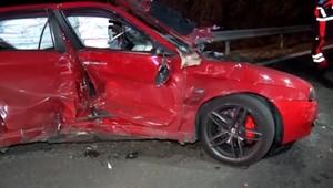 Vodič nabúral v protismere do autobusu. Nezvládol predbiehanie a doplatil na to životom