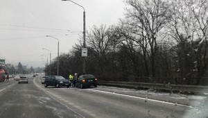 Bratislavu paralyzovali desiatky nehôd, všade je poľadovica