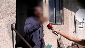 Dvaja páchatelia napadli muža priamo v jeho dome. Prepadli ho s nožom a kladivom v ruke