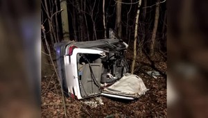 Pri zrážke troch áut vyhasol jeden ľudský život