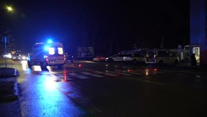 Do dvoch dôchodcov narazilo na priechode auto. Jedného z nich asi odhodilo až na strechu vozidla