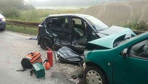 Čelná zrážka zablokovala dopravu. Na mieste zasahujú hasiči