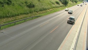 Po diaľnici D1 pobehoval muž a tyčou bil do áut. Po páde pri preskakovaní zvodidiel skončil v nemocnici