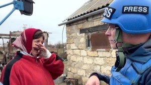 Ľudia, ktorí sa vracajú do oslobodenej oblasti, plačú, keď vidia svoje zničené domy