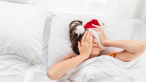 Prečo sa stav po prehýrenej noci volá opica? A ako proti nej zaberajú kapsuly zo Švédska?