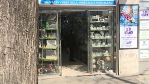 Mnohým ľuďom na prežitie bežný príjem nestačí, predávajú aj vlastné šperky