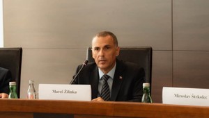 Marošovi Žilinkovi a jeho manželke sa vyhrážajú bombovým útokom. Na mieste zasahuje polícia