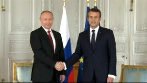 Macron prijal Putina na červenom koberci