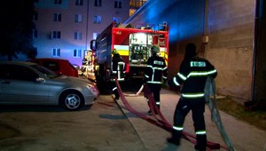 Hasiči bojovali s rozsiahlym požiarom v bytovke. Štyri osoby sa zranili