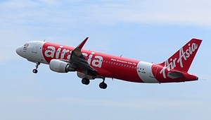 Haváriu lietadla AirAsia spôsobila technická porucha a chyba posádky