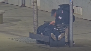 VIDEO: Muž okradol spiaceho človeka na lavičke. Netušil, že ho sledujú kamery