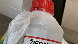 Čo robiť, ak sa omylom napijete žieraviny? Českého speváka zachránili zavináče