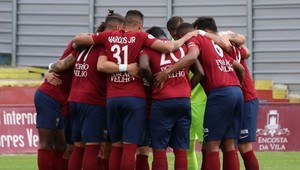 Vymyslená a opakovaná penalta s červenou kartou