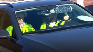 Na diaľnici riskoval, aby zachránil život kamaráta. Pokutovanie policajtov sa zmenilo na pomoc