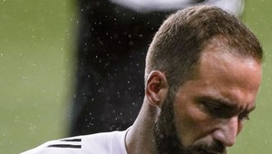 Konflikt, zahodená penalta a prehra. Higuaínovi debut nevyšiel