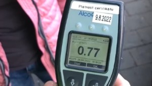 Matka, ktorá viezla deti v aute, nafúkala 1,6 promile